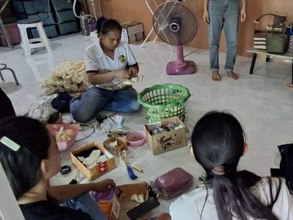 วันที่ 9 กุมภาพันธ์ 2569 สำนักงานพัฒนาชุมชนอำเภอขลุง จังหวัดจันทบุรี ลงพื้นที่ตำบลวังสรรพรส สนับสนุนและส่งเสริมการประกอบอาชีพให้แก่ครัวเรือน อาชีพเลี้ยงกบและการทำดอกไม้จันทน์ เพื่อสร้างโอกาสในการเพิ่มรายได้และเสริมสร้างความเข้มแข็งทางเศรษฐกิจฐานราก